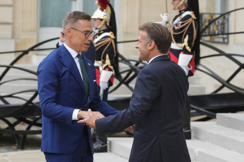 Alexander Stubb tas emot av Emmanuel Macron i Paris.