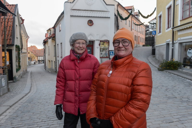 Visbyborna Agneta Andrée och Mariette Nicander märker inte av den militära närvaron nämnvärt.