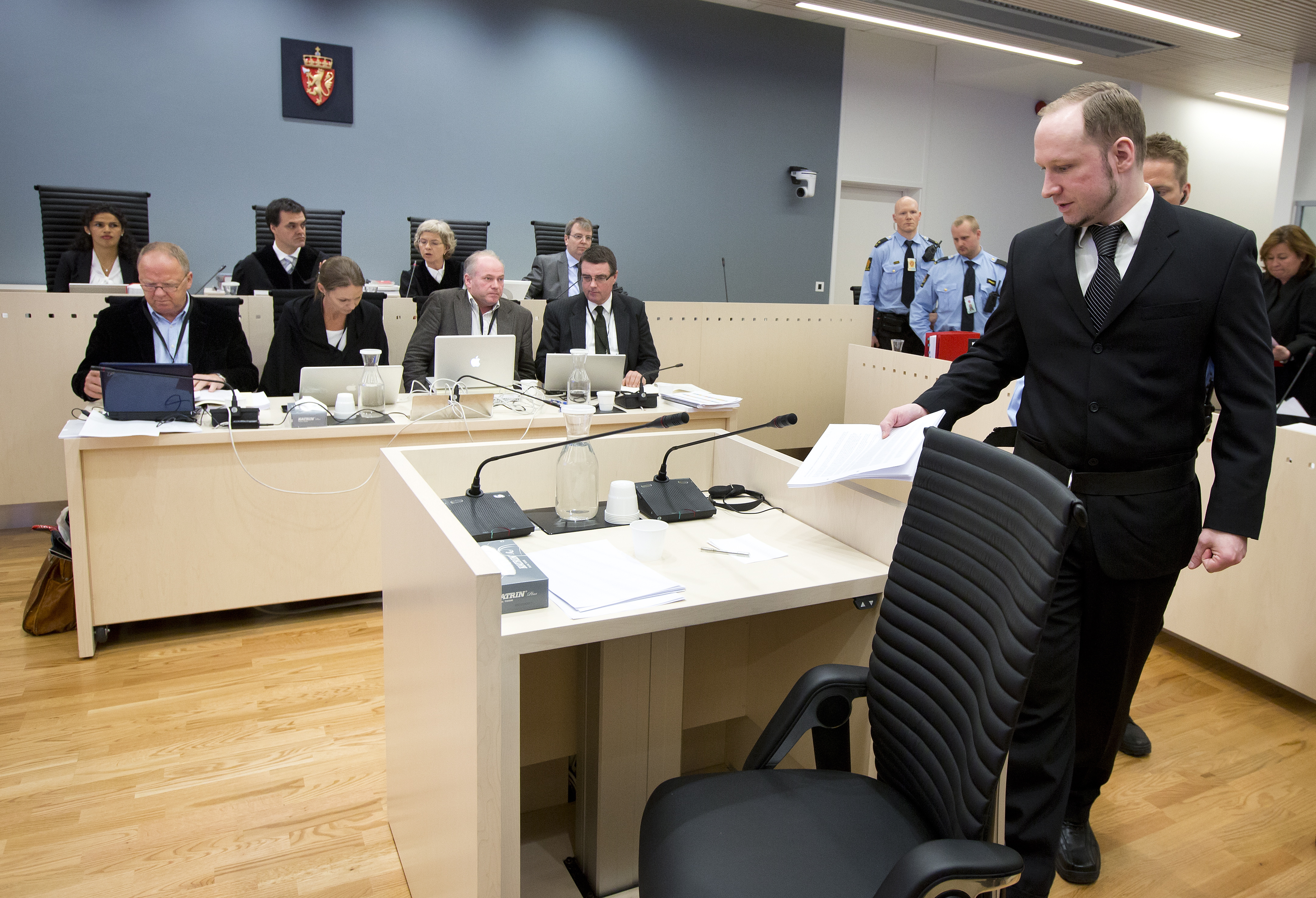 Breivik intar vittnesbåset.