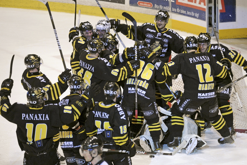 AIK firar att de lyckades knipa den sista slutspelsplatsen.