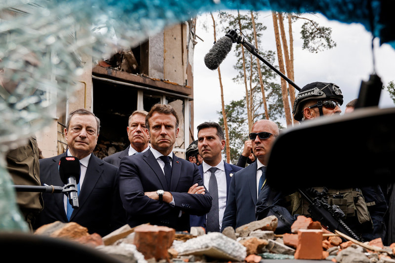 Italiens premiärminister Mario Draghi till vänster och Frankrikes president Emmanuel Macron under besöket i Irpin.
