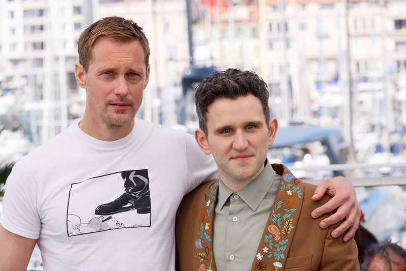 Alexander Skarsgård med sin motspelare Harry Melling på filmfestivalen i Cannes i fjol. 