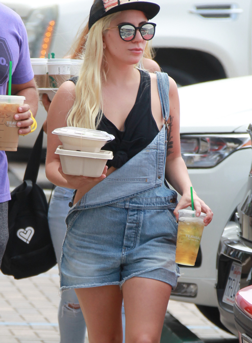 Nyblivna singeln Lady Gaga köper lunch i Malibu. Nyblivna singeln Lady Gaga köper lunch i Malibu.