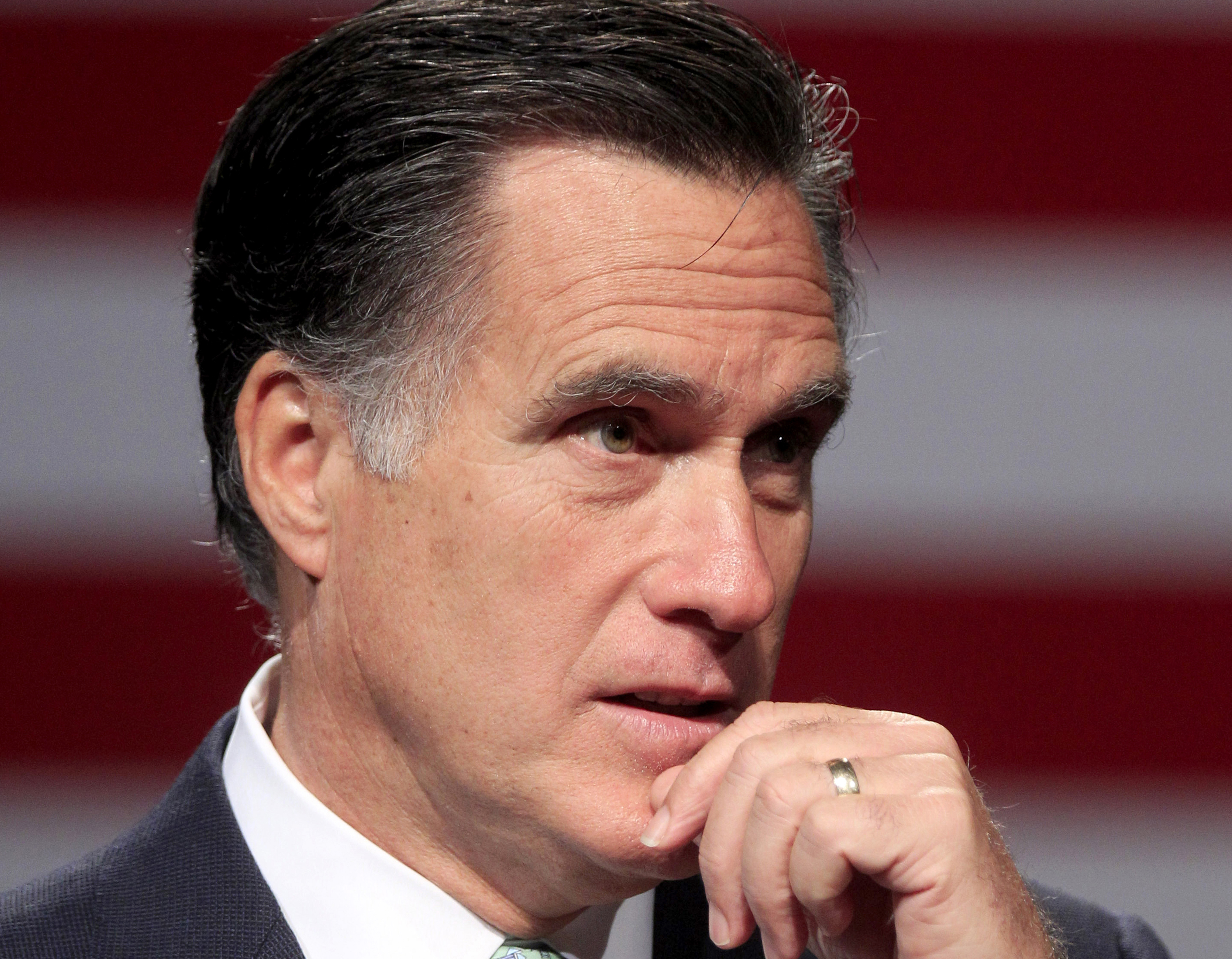 Den republikanske utmanaren Mitt Romney förlorade en av sina pengargivare efter att. . .