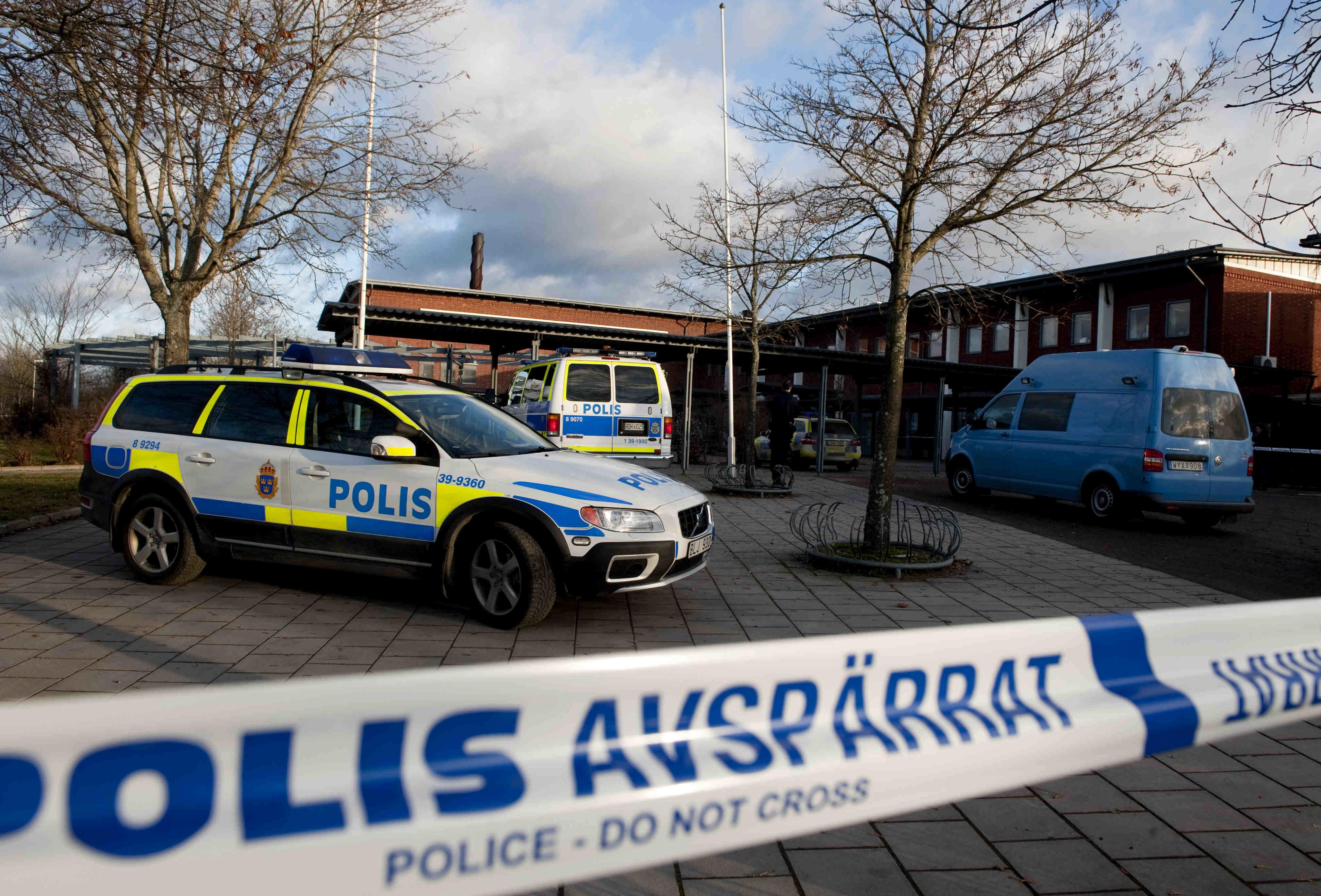 20-åringen hade rånarluva på sig när han attackerade en elev på Vallentuna gymnasium norr om Stockholm. Offret opererades akut på Karolinska sjukhuset.