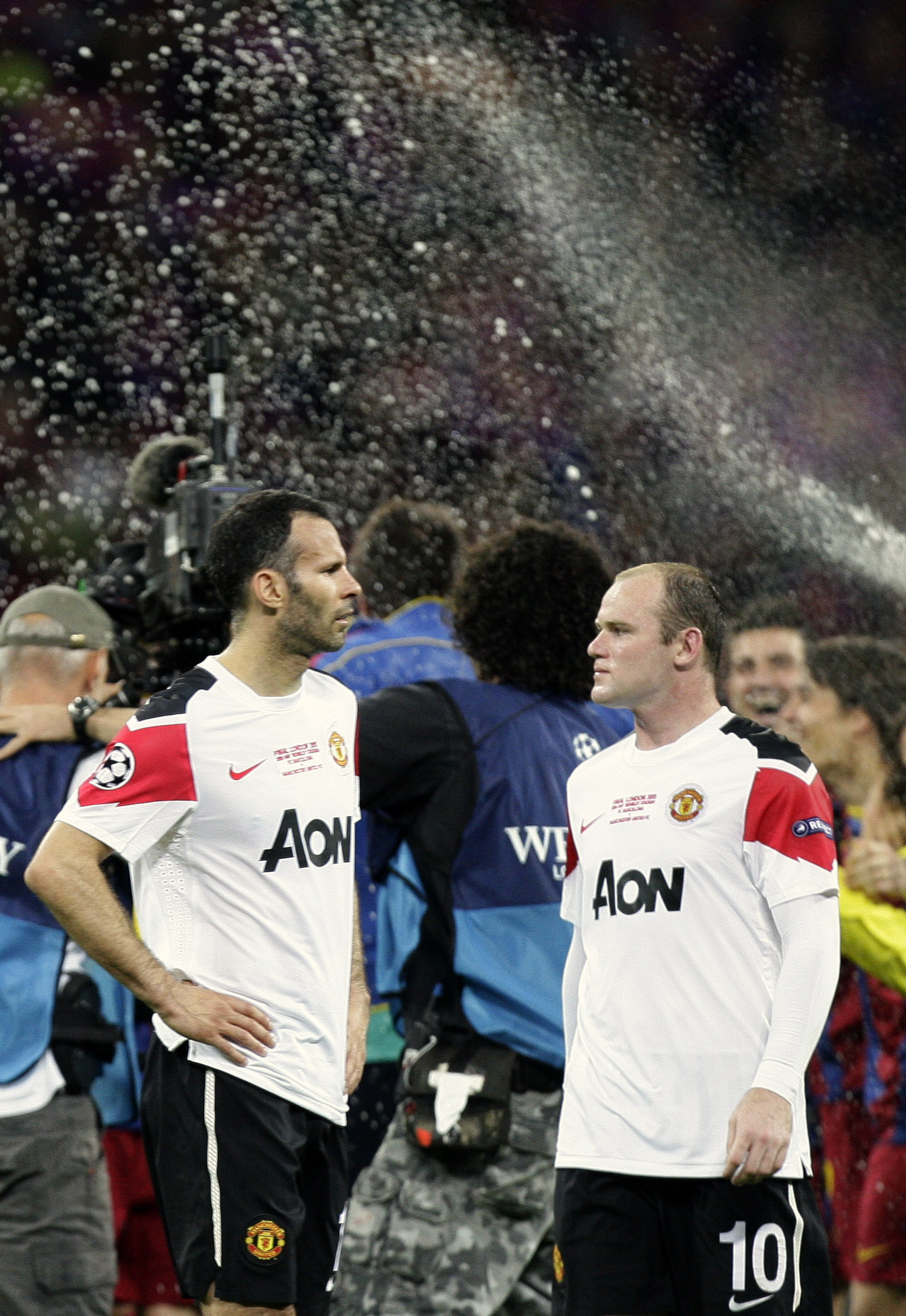 Ryan Giggs och Wayne Rooney, i förlustens tomhet. Ryan Giggs och Wayne Rooney, i förlustens tomhet.