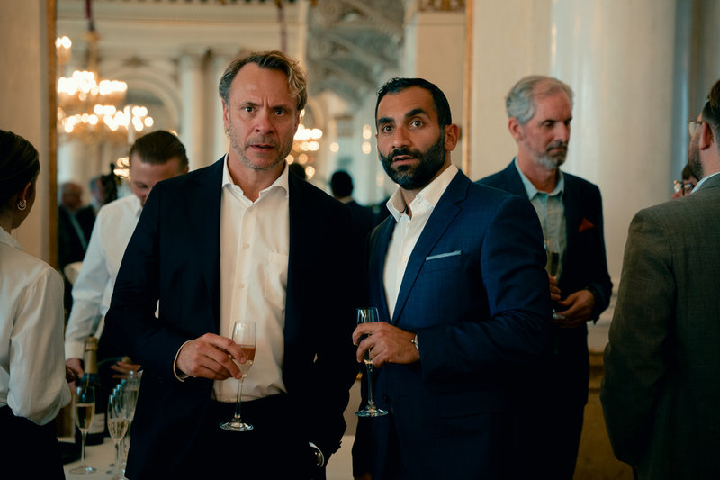 Kalle Matsson (Björn Bengtsson) och Sasha Moradi (Arvin Kananian) är stjärnadvokaterna i fokus i "Hundarna" i SVT.