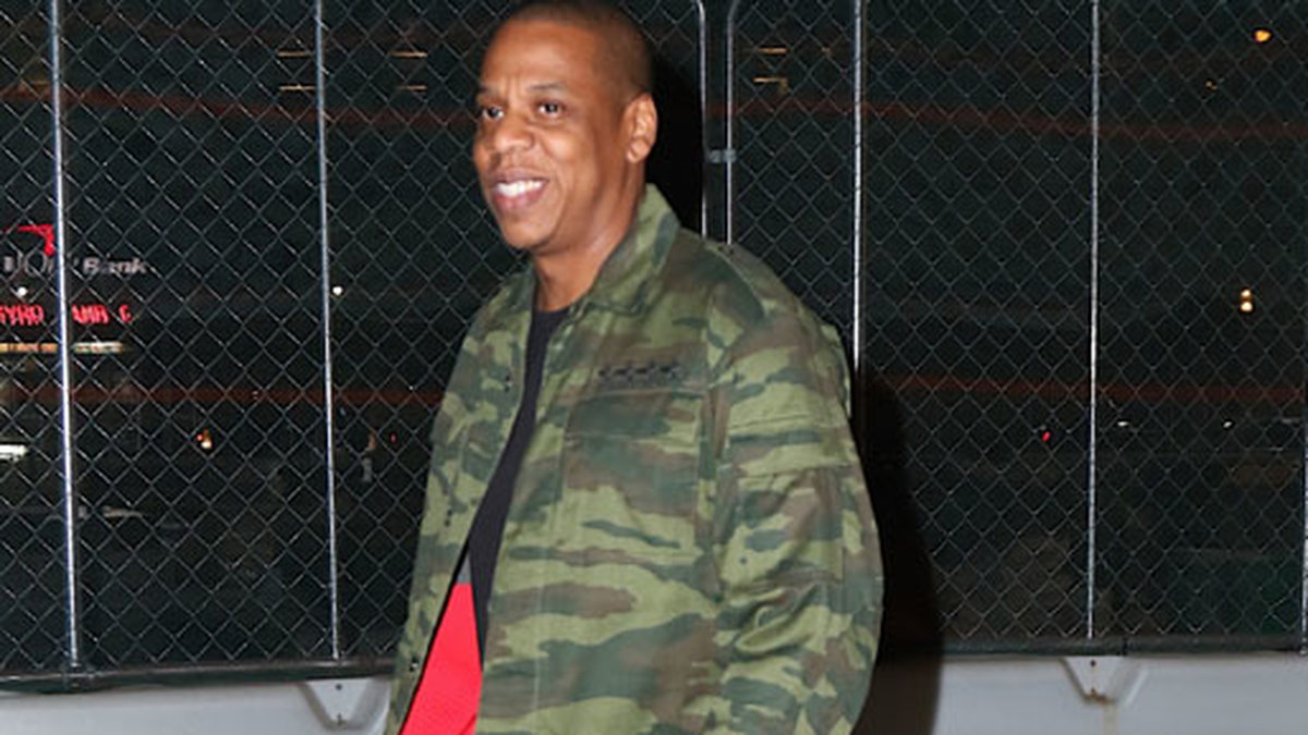 Jay-Z ser ut att vara på strålande humör när han lämnar sitt kontor i New York.