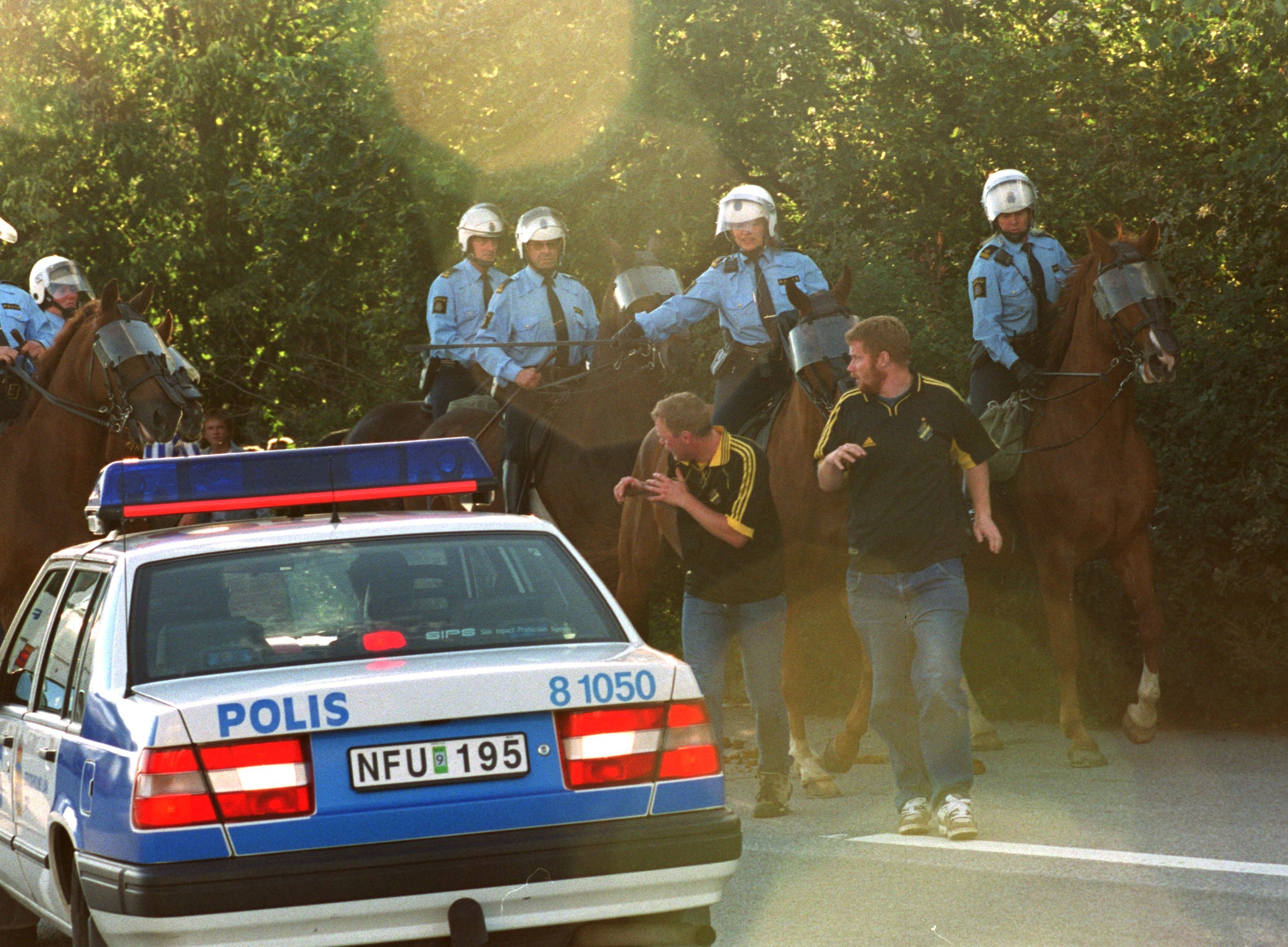 2000: Polisen kom och skingrade slagskämparna. 2000: Polisen kom och skingrade slagskämparna.