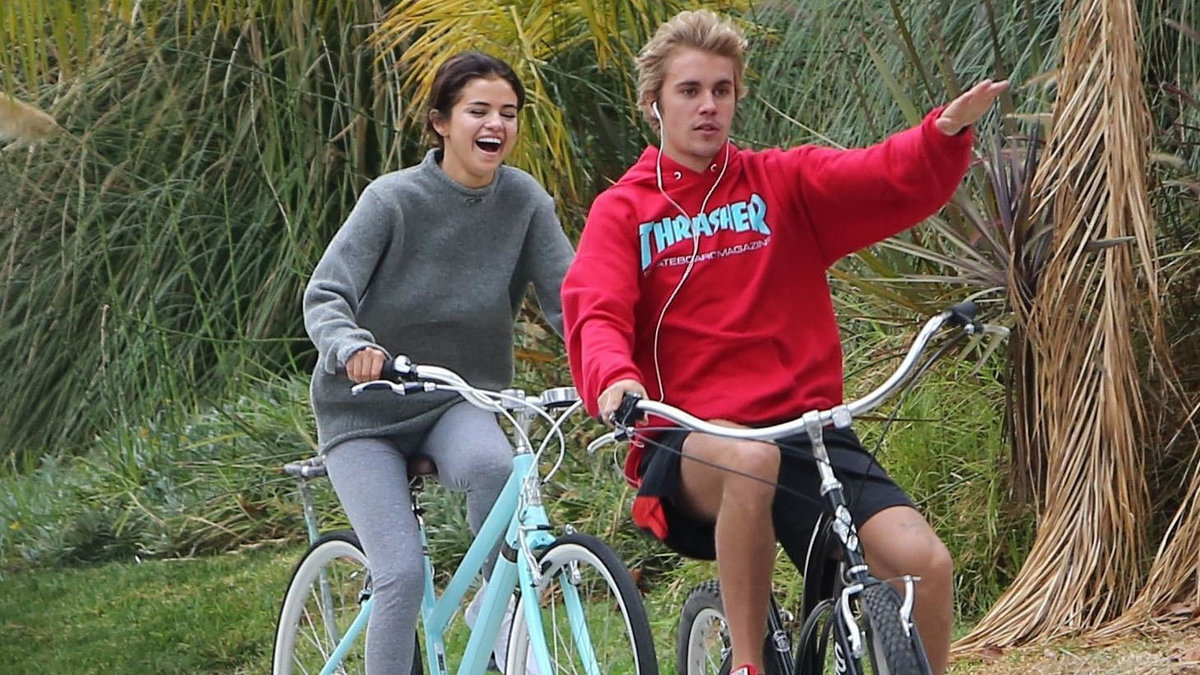 Justin Bieber och Selena Gomez cyklar i Los Angeles. 