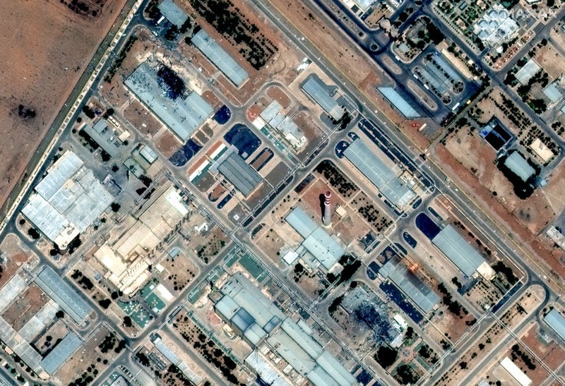 En satellitbild på Irans kärnenergianläggning i Isfahan visar flera byggnader som förstörts i israeliska anfall. Bilden togs av bolaget Maxar Technologies i lördags.