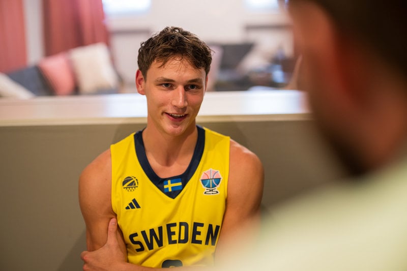 Pelle Larsson får mycket uppmärksamhet.