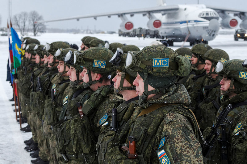 Ryska soldater som precis kommit tillbaka från Kazakstan den 15 januari. På armen har de dels den ryska flaggan, dels ODKB:s emblem med ett blått kors. Arkivbild.
