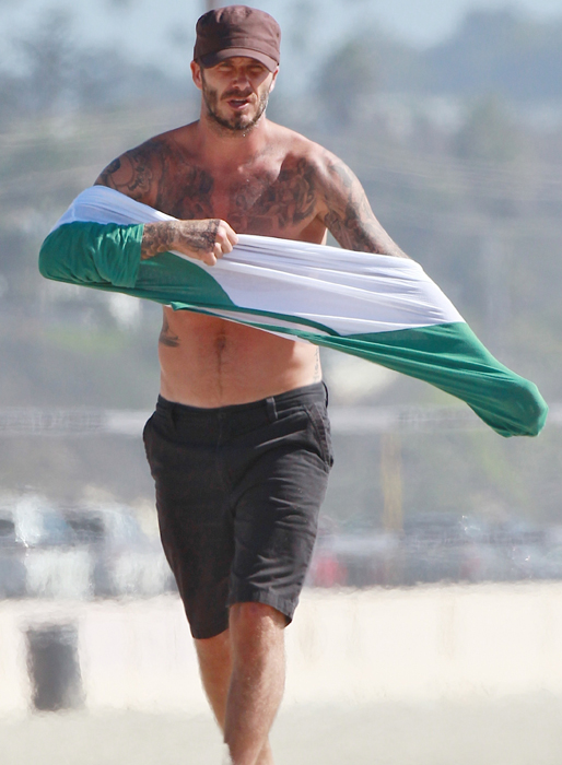 Beckham drar på sig en tröja. Beckham drar på sig en tröja.