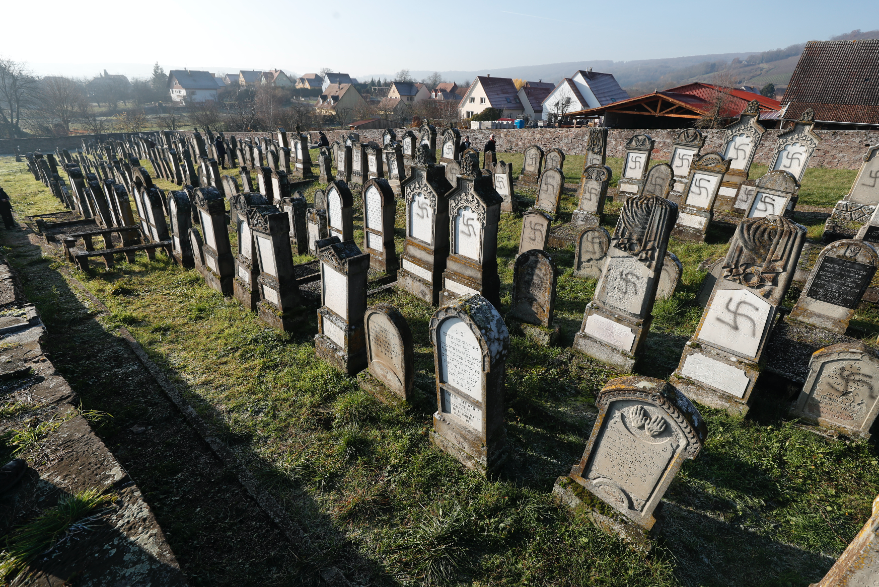 Över 100 gravar hade vandaliserats Över 100 gravar hade vandaliserats