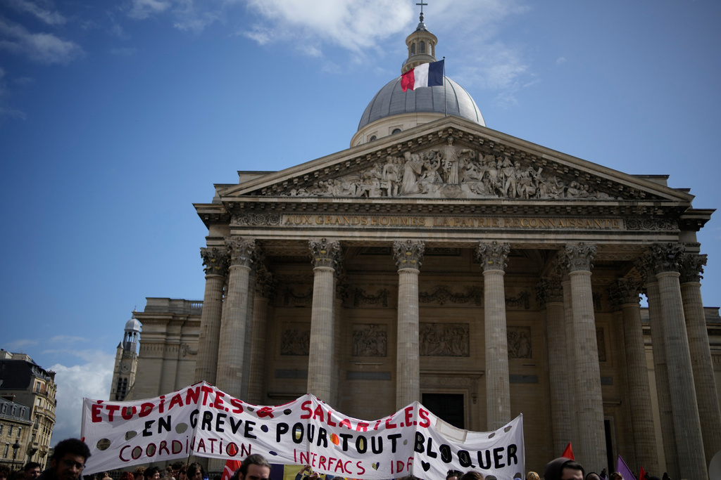 Studenter demonstrerade utanför Pantheon i Paris i torsdags. Arkivbild.