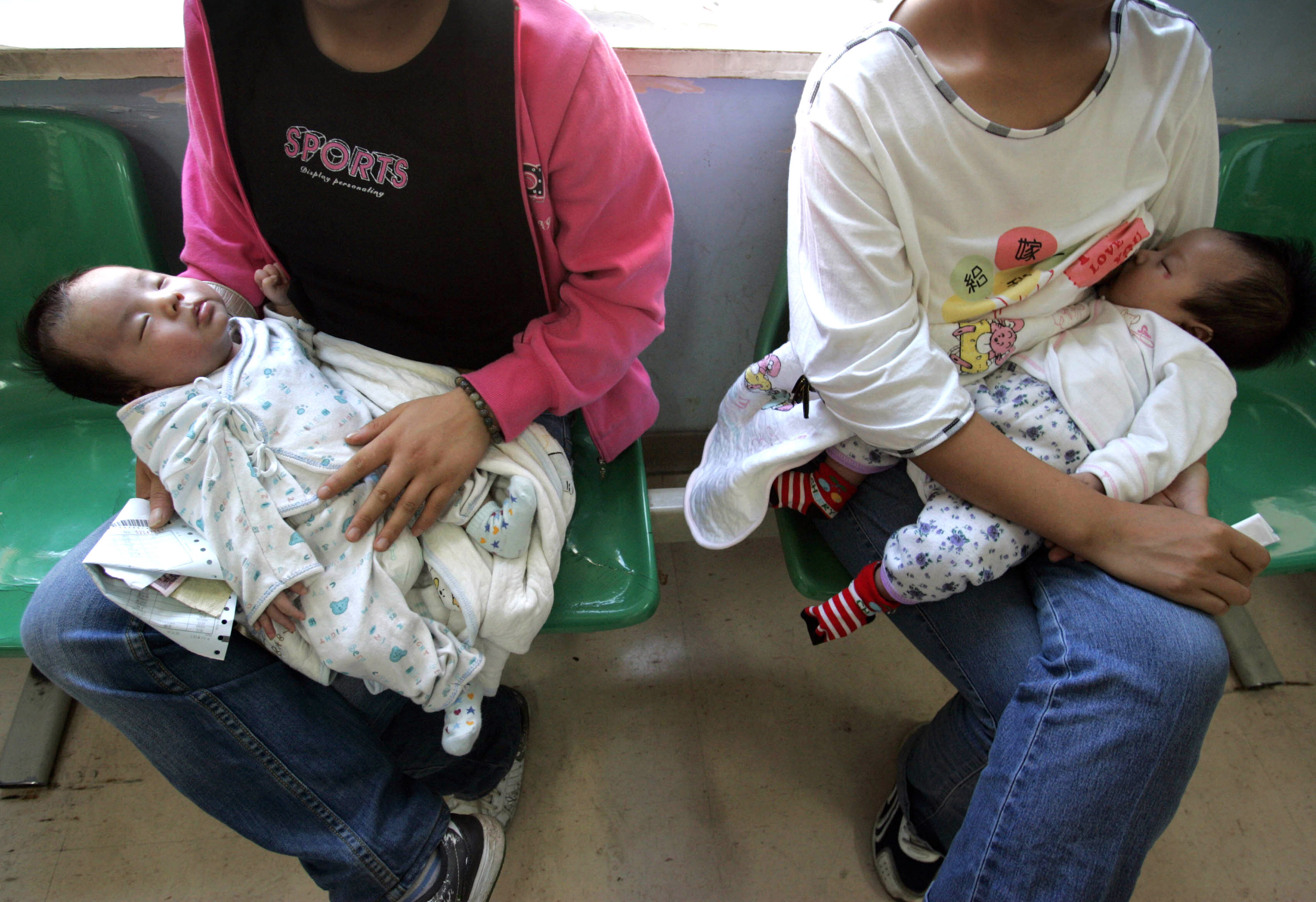 Allt färre mammor har tid att amma sina barn i Kina. Nu tror myndigheterna att mjölkpulver har orsakat bebisar att utveckla bröst.