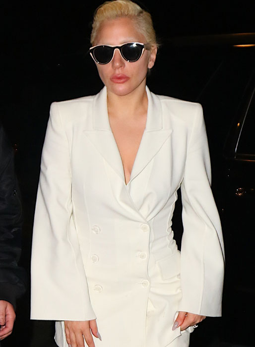 Lady Gaga är stilig i vit kostym. Lady Gaga är stilig i vit kostym.