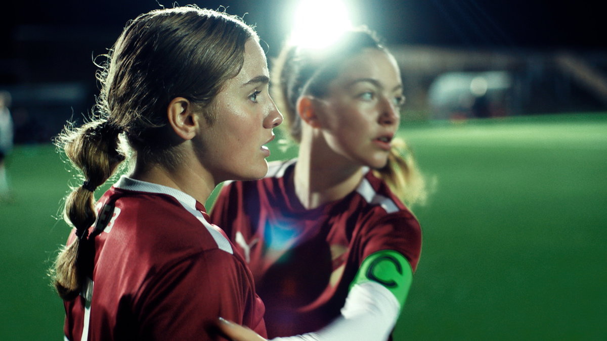 Judith Sigfridsson och Flutra Cela i fotbollsfilmen 'Forever' som hade premiär den 7 juli. Pressbild.