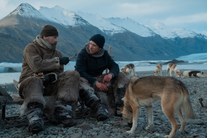 Nikolaj Coster-Waldau som Ejnar Mikkelsen och Joe Cole som Iver Iversen i 'Against the ice'. Pressbild.