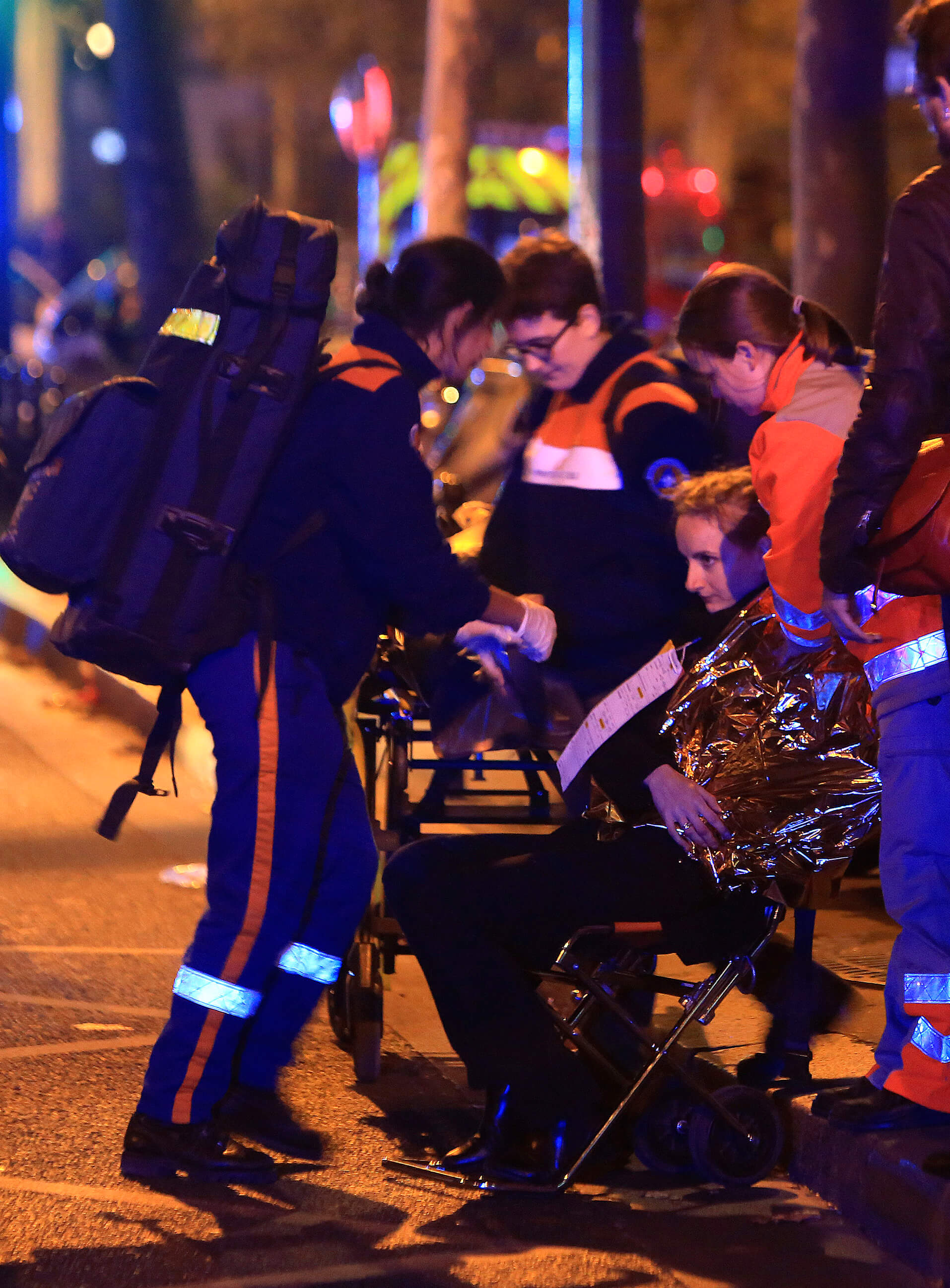 Ambulanspersonal hjälper drabbade efter terrorattackerna Ambulanspersonal hjälper drabbade efter terrorattackerna