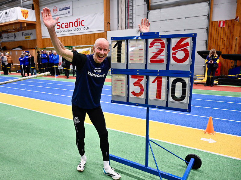 Ingemar Stenmark jublar efter att ha satt svenskt rekord i stavhopp under veteran-SM i friidrott.