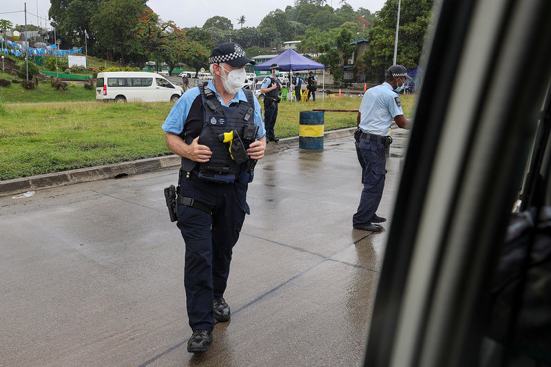 Australisk polis vid en vägspärr i huvudstaden Honiara i början av december.