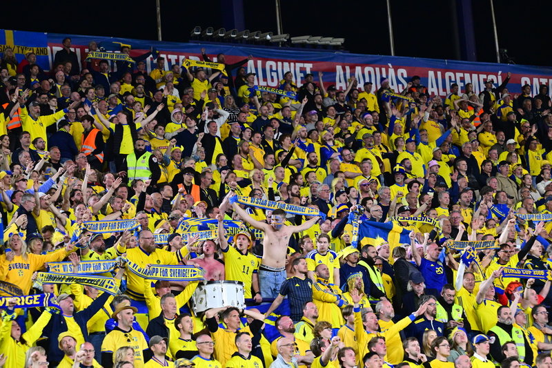 Glada svenska fans. På tisdag väntar playoffinal mot Polen.