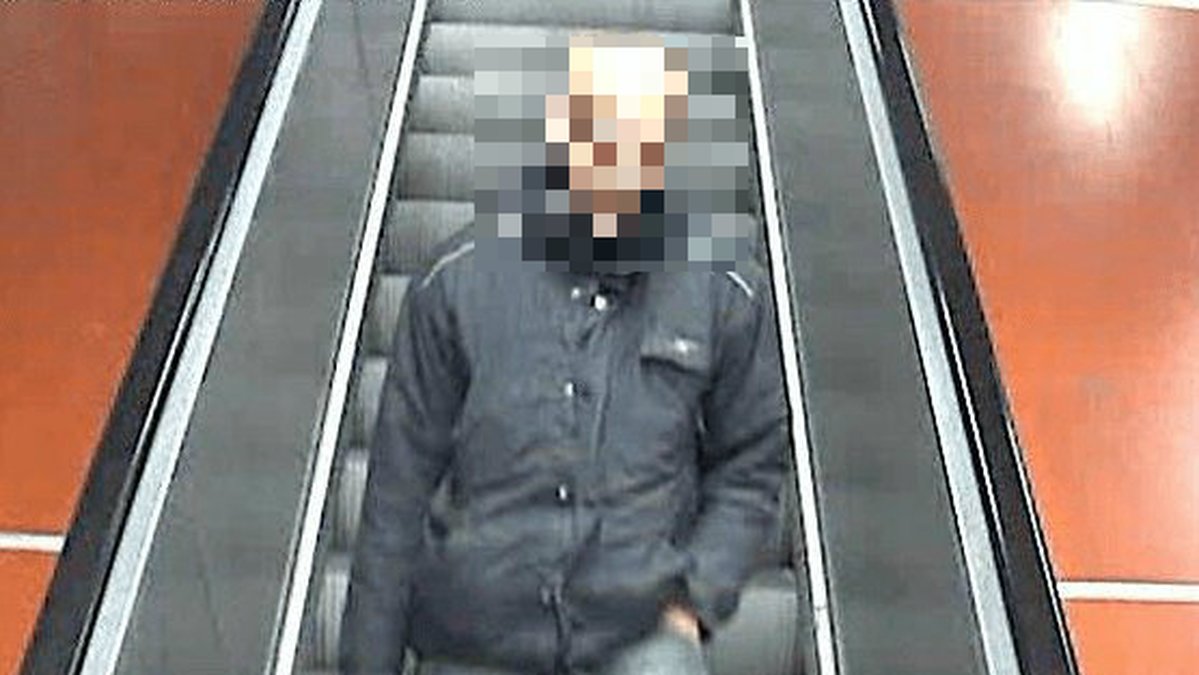MANNEN ÄR GRIPEN OCH DÄRFÖR PIXLAS BILDEN. Nu har polisen släppt bild på en man som misstänks för att ha knuffat ner en annan man på tunnelbanespåret vid en perrong i T-Centralen i Stockholm under tisdagskvällen.