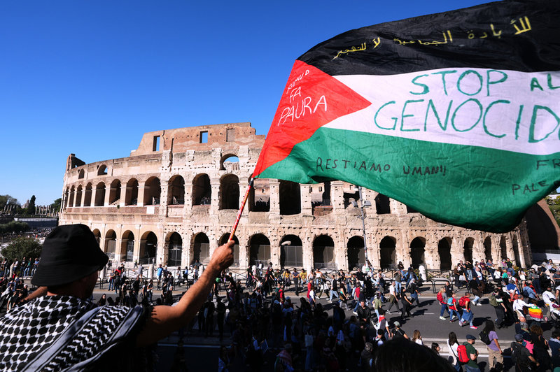 Propalestinska demonstranter tågade utanför Colosseum i Rom.