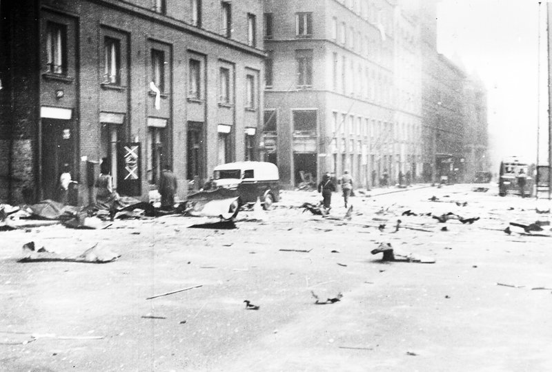 Helsingfors, december 1939. När Sovjet insåg att invasionen inte skulle gå så snabbt som väntat tog man till tung artillerield mot även civila områden.