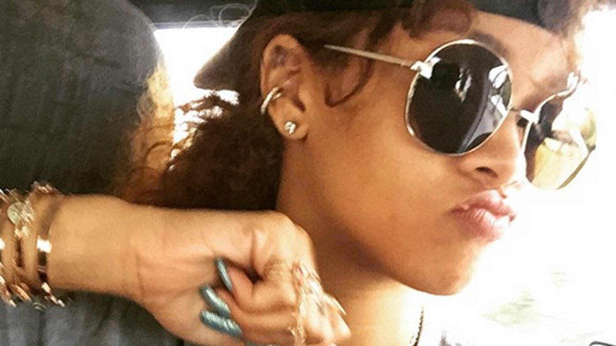 Rihanna med glittriga naglar. 