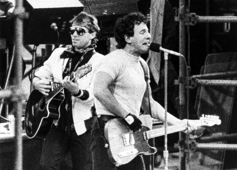 Bruce Springsteen med gitarristen Nils Lofgren i bakgrunden uppträder på Nya Ullevi i Göteborg 8 juni 1985. Arkivbild.