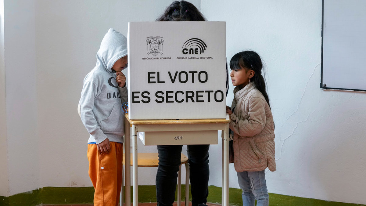 Enligt en preliminär rösträkning säger väljarna i Ecuador ja till de förslag som presenterats för att få bukt med de kriminella gängen i landet.
