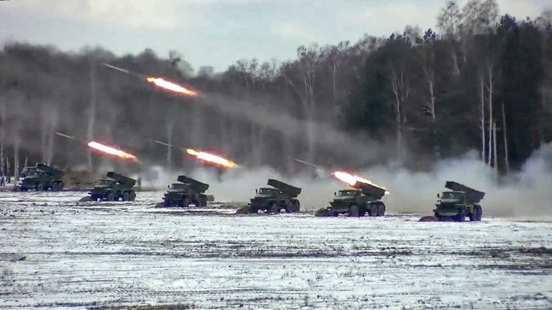 Ryska förband deltar just nu i en omstridd gemensam militärövning med grannlandet Belarus.