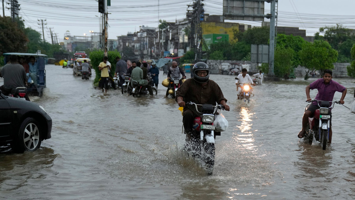 Gatorna i miljonstaden Lahore är översvämmade efter veckor av monsunregn.