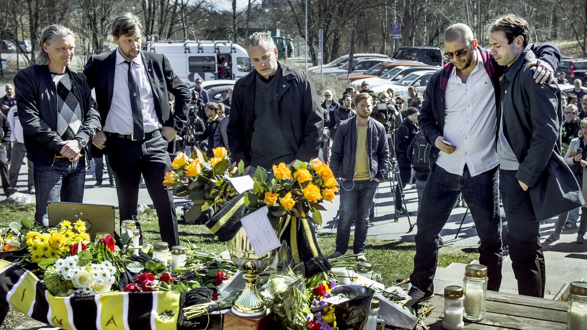 Ordförande Johan Segui och tränare Andreas Alm med flera samlades i går vid Ivan Turinas minnesplats vid Karlberg. 