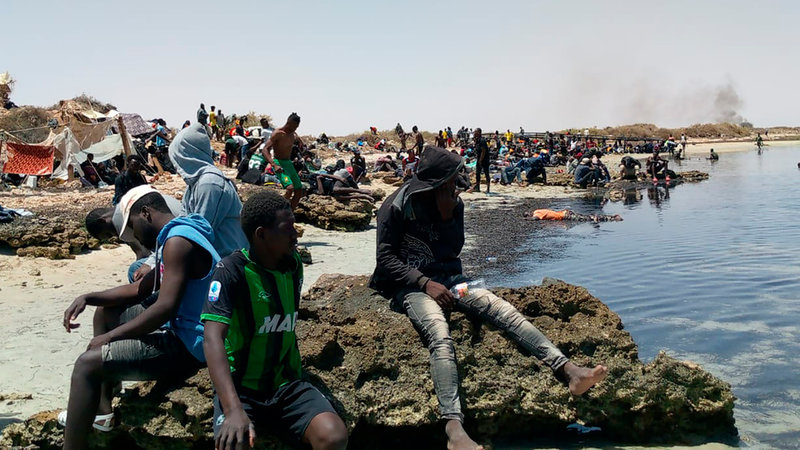 Tusentals migranter, inklusive kvinnor och barn, har samlats upp av tunisiska säkerhetsstyrkor sedan i lördags och successivt dumpats vid gränsen där de har suttit fast.