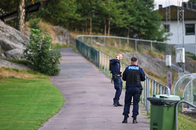 Poliser rör sig i anslutning till en idrottsplats.