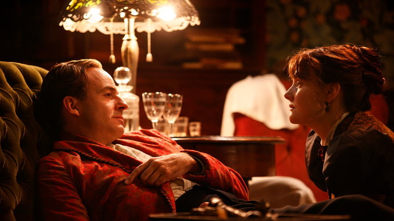 Edward Aveling (Patrick Kennedy) och Eleanor Marx (Romola Garai) lever i en oftast ganska slitsam relation i 'Miss Marx'. Pressbild.
