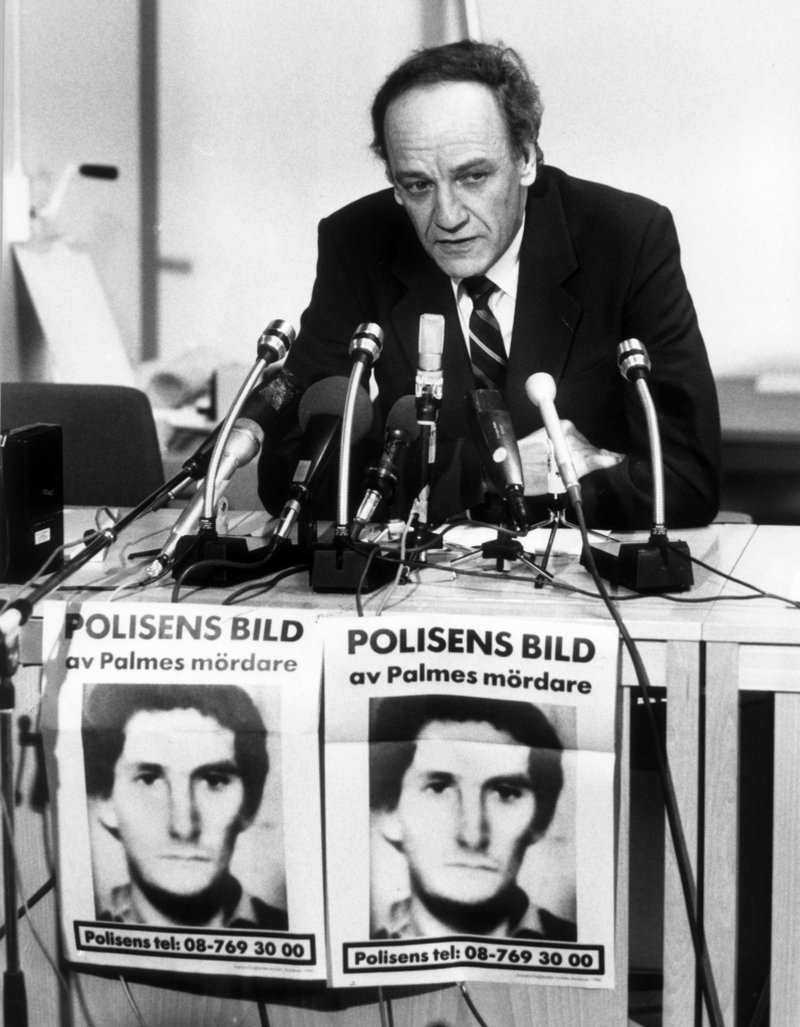 Spaningsledare Hans Holmér drev länge tesen att PKK låg bakom mordet på Olof Palme. Här, den 6 mars 1986, håller han en presskonferens där en fantombild av mördaren visas upp. Arkivbild.