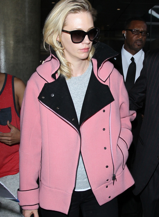 January Jones i rosa jacka på Los Angeles flygplats. January Jones i rosa jacka på Los Angeles flygplats.