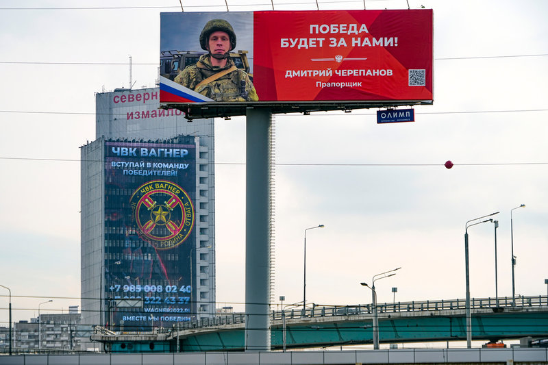 Olika reklamkampanjer i Moskva. På huset i bakgrunden lockar Wagner-gruppen till 'segrarnas lag'. På den främre skylten lyfts en av arméns soldater fram som en hjälte. Arkivbild.