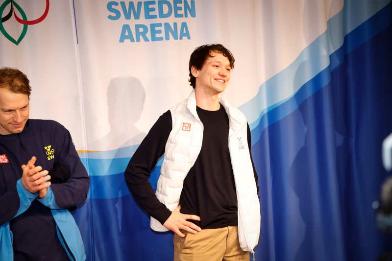 Nils van der Poel mötte pressen direkt efter hemkomst från Kina, där han tog två OS-guld och ett nytt världsrekord på 10 000 meter skridsko.