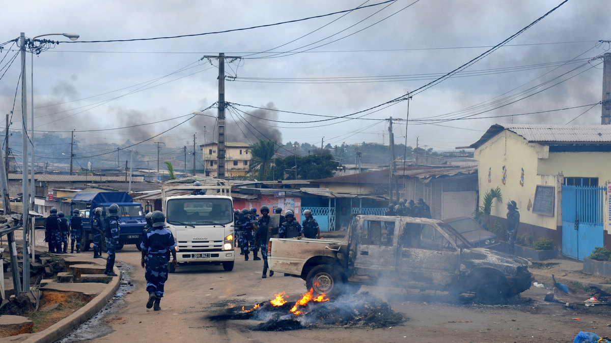 Brinnande däck och bilar efter en våldsam demonstration i Gabon i augusti.