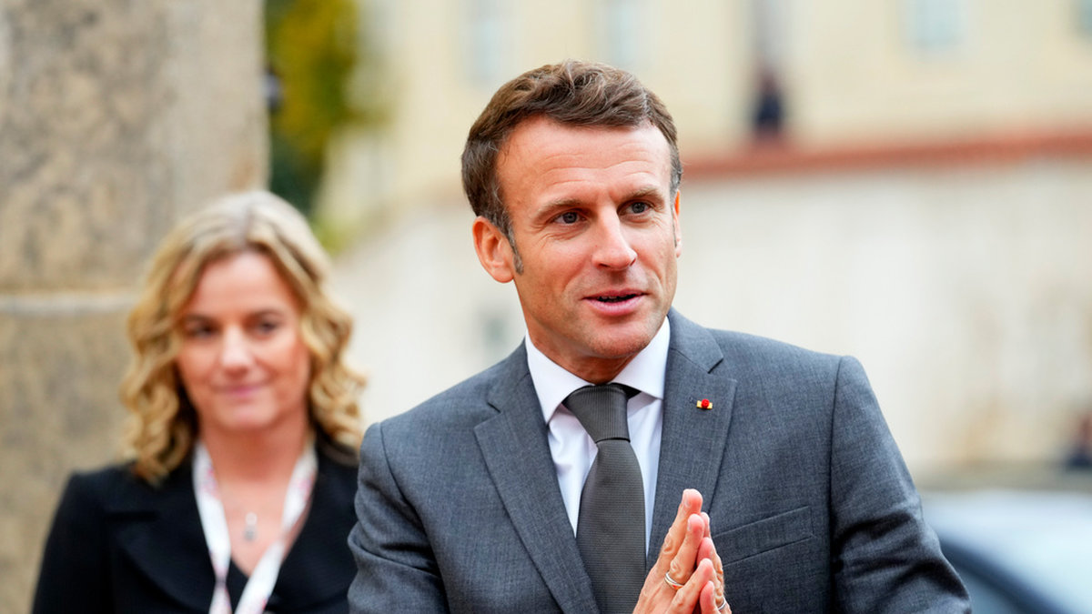President Emmanuel Macron twittrade från toppmötet i Prag stolt om årets Nobelpristagare