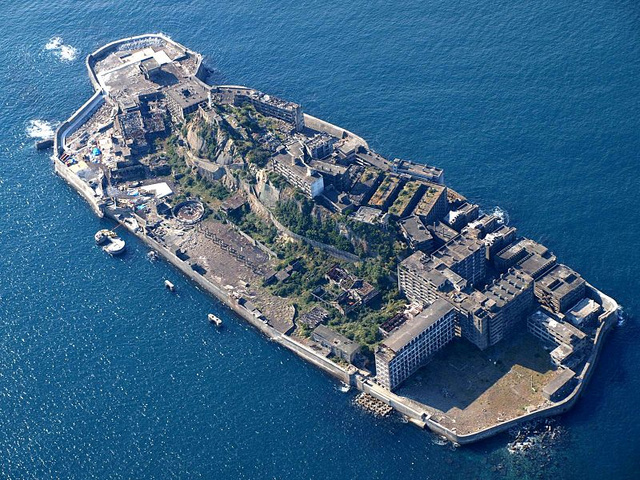 Hashima Island utanför Japan. Den här ön, som förut var hemvist för utvinning av kol, inspirerade faktiskt till Bondskurken Raoul Silvas egna ö i Skyfall. Hashima Island utanför Japan. Den här ön, som förut var hemvist för utvinning av kol, inspirerade faktiskt till Bondskurken Raoul Silvas egna ö i Skyfall.