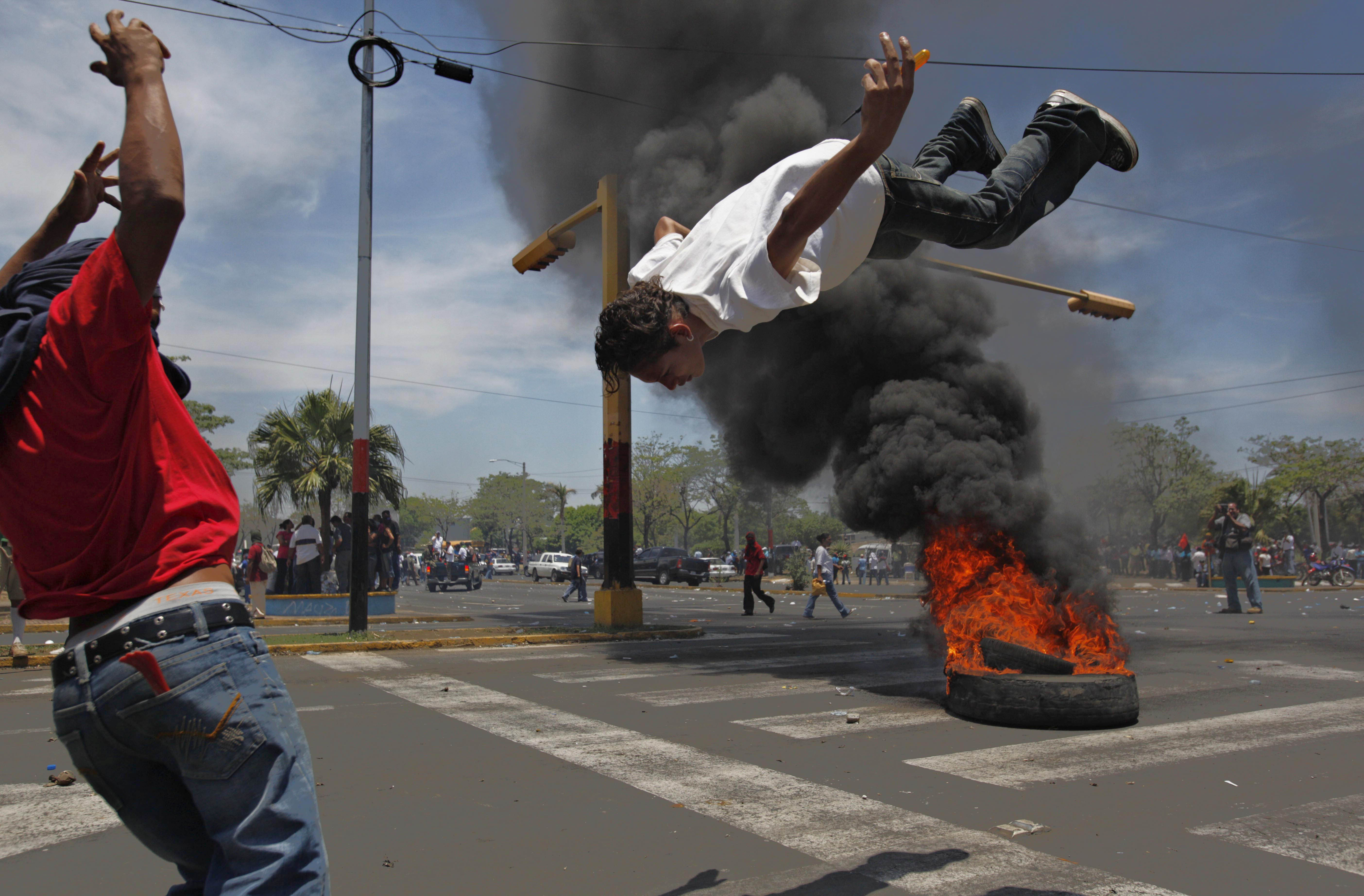 En sprängladdning flyger i luften under regeringskritiska protester i Nicaragua. Hit ska unga på glid från Göteborg åka för att bryta med kriminella bakgrunder.