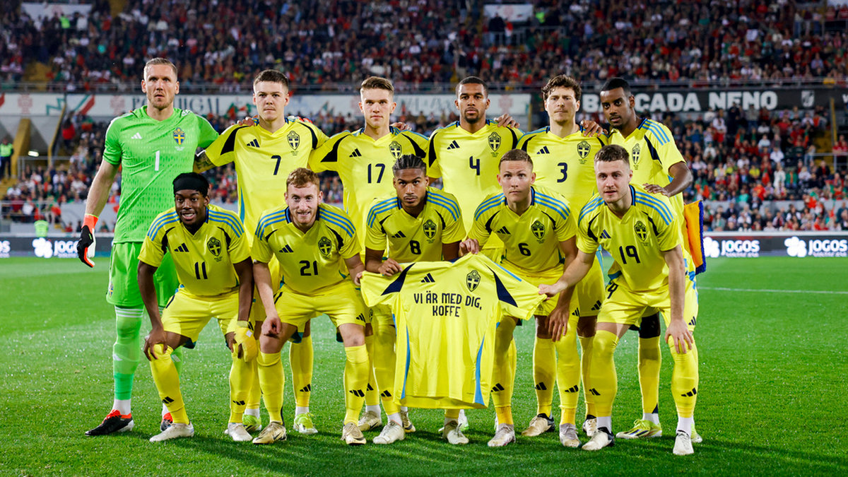 Sveriges startspelare håller upp en tröja med en hälsning till Kristoffer Olsson inför landskampen borta mot Portugal.
