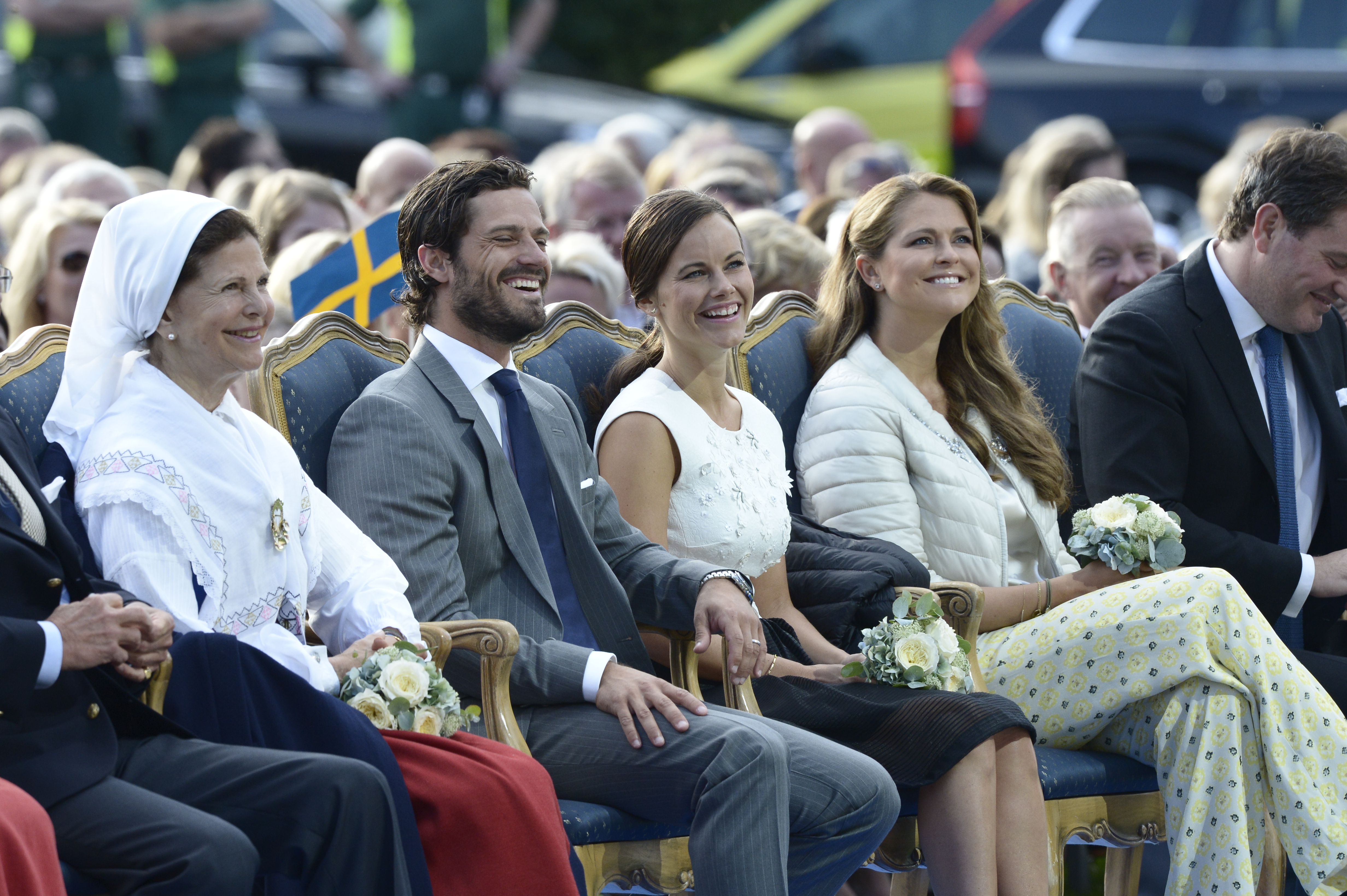 Men nu så började Carl Philip att fnissa i alla fall. Men nu så började Carl Philip att fnissa i alla fall.